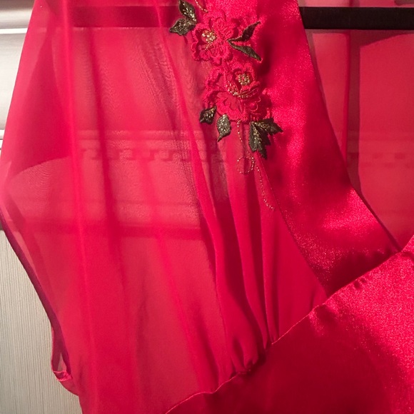 Elegant Red Women's Robe - Picture 4 of 8